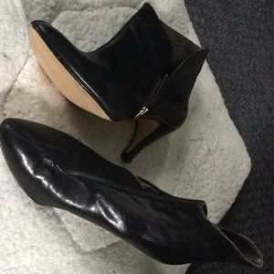 DIMARZIO Ladies zippered black ankle boots.